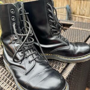 UK 7 Dr Martens 10 eye boots